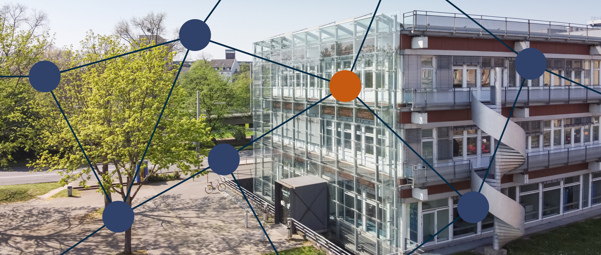 Foto des Gebäudes A5 der Uni Mannheim mit darübergelegtem Netzwerk aus blauen und einem orangenem Punkt.