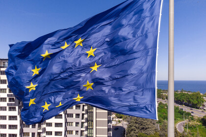 Die Flagge der Europäischen Union weht an einer Fahnenstange im Wind.