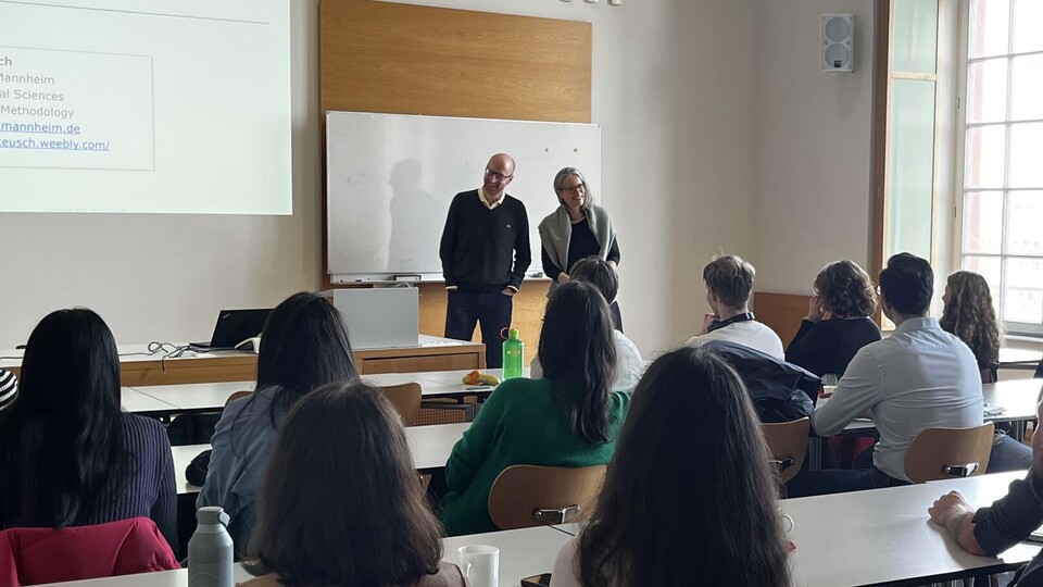 Florian Keusch und Jutta Mata stehen bei der Begrüßung vor dem Publikum