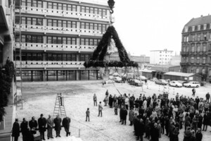 schwarz-weiß Aufnahme des Richtfests 1971 des A5-Gebäudes der Universität Mannheim. Viele Personen beobachten das Spektakel.