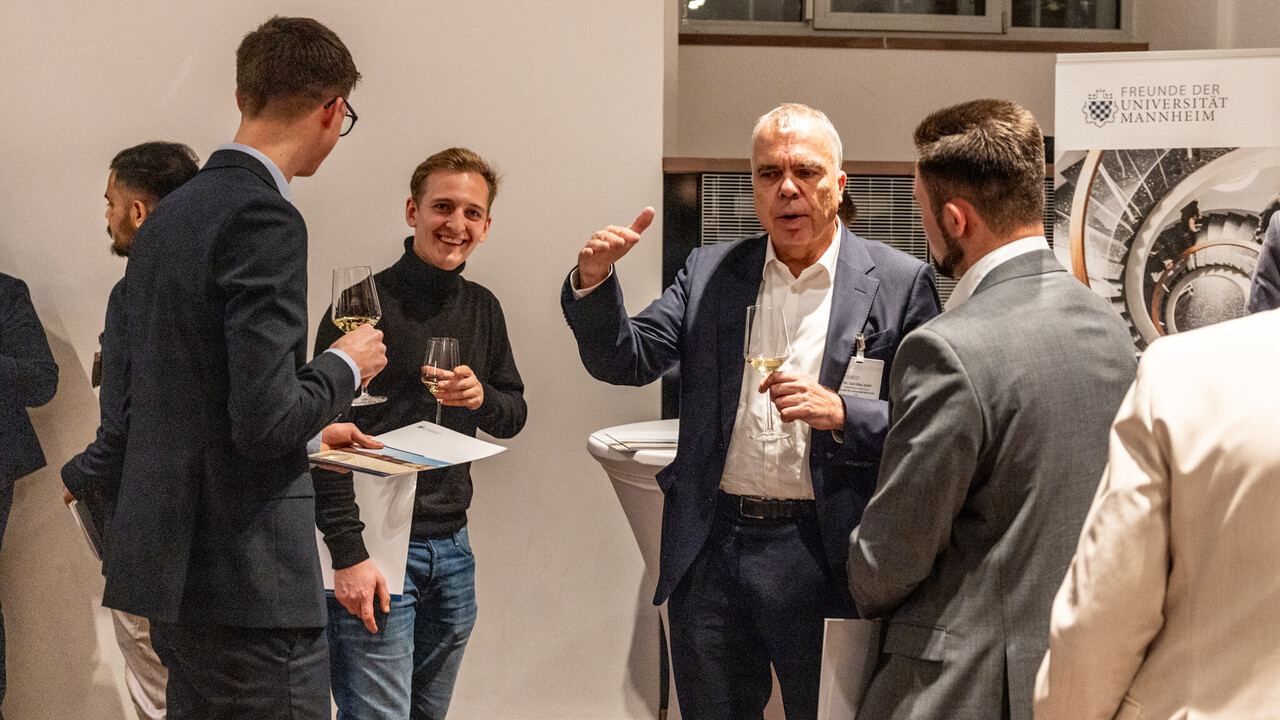 Vier Personen unterhalten sich