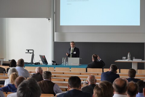 Gefüllter Raum während eines Vortrages