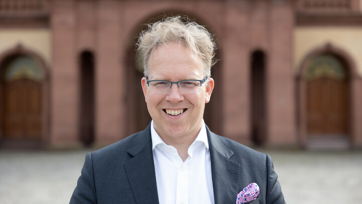 Porträtbild von Professor Oliver Brand. Er trägt einen Anzug und eine Brille.