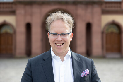 Porträtbild von Professor Oliver Brand. Er trägt einen Anzug und eine Brille.
