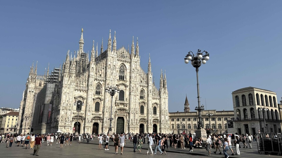 Mailänder Dom mit gotischer Fassade und vielen Besuchern auf dem Platz davor