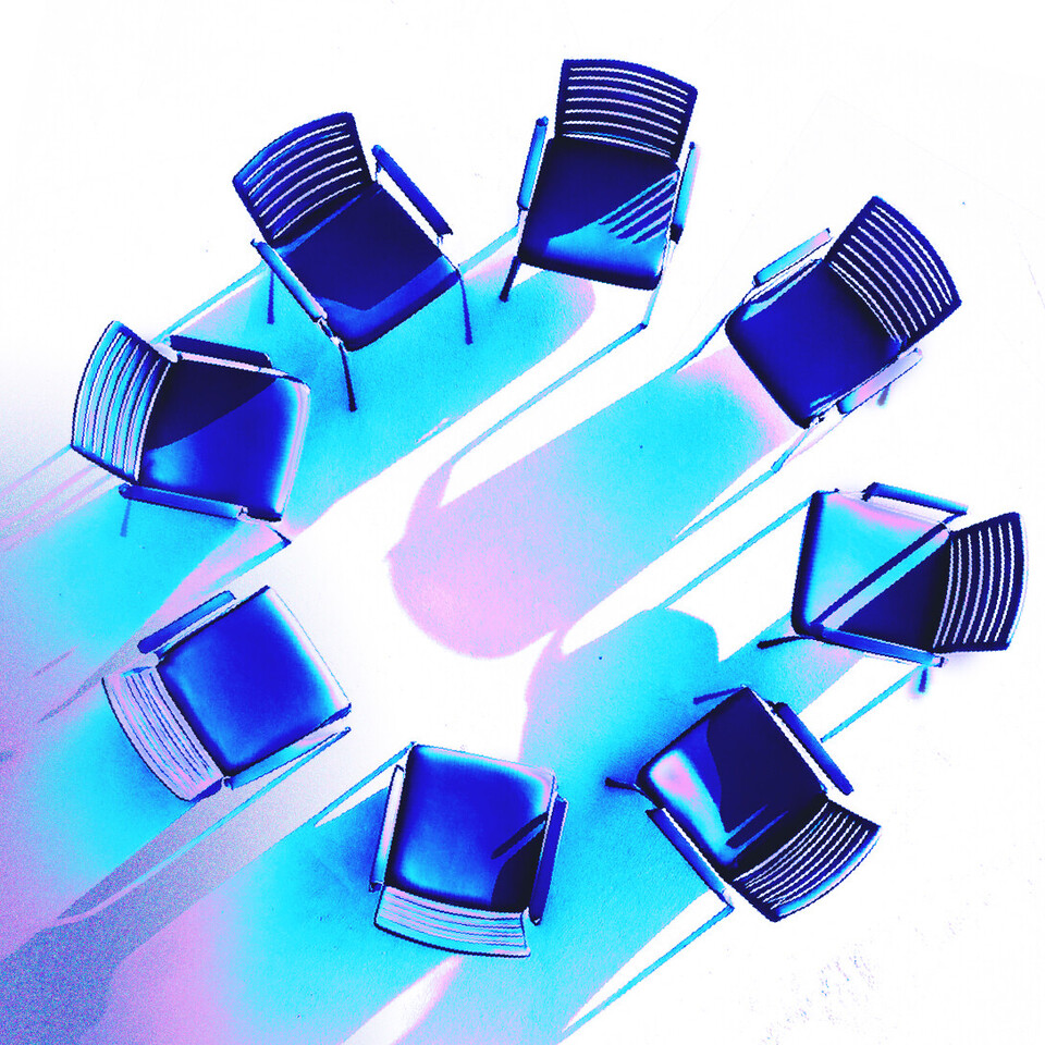 Acht blaue Stühle stehen in einem Kreis.