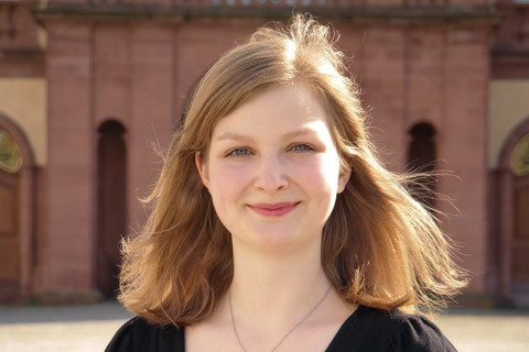 Valentina Ferkel hat rötlich-blonde lange Haare. Sie trägt ein schwarzes T-Shirt und eine silberne Kette.