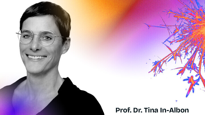 Schwarzweiß-Portrait von Tina In-Albon vor farbigem Hintergrund