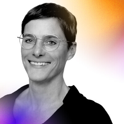 Schwarzweiß-Portrait von Tina In-Albon vor farbigem Hintergrund