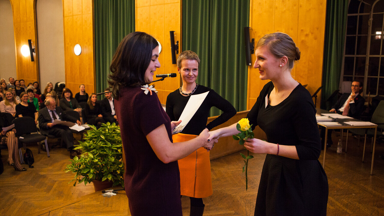 Radmila Mladenova, Preisträgerin 2014, erhält ihre Urkunde und eine Rose auf der Bühne der Aula der Uni Mannheim