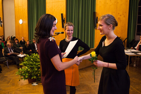 Radmila Mladenova, Preisträgerin 2014, erhält ihre Urkunde und eine Rose auf der Bühne der Aula der Uni Mannheim