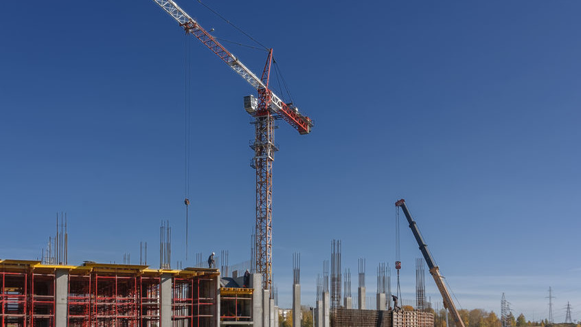 Ein Kran auf einer Baustelle.
