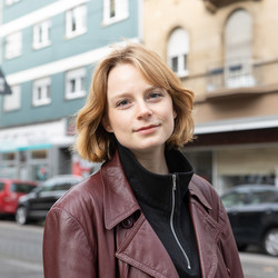 Eine Studentin mit kurzen rot-blonden Haaren in der Neckarstadt West