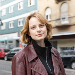 Eine Studentin mit kurzen rot-blonden Haaren in der Neckarstadt West
