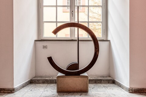 Runde Metallskulptur im Flur der Universität Mannheim