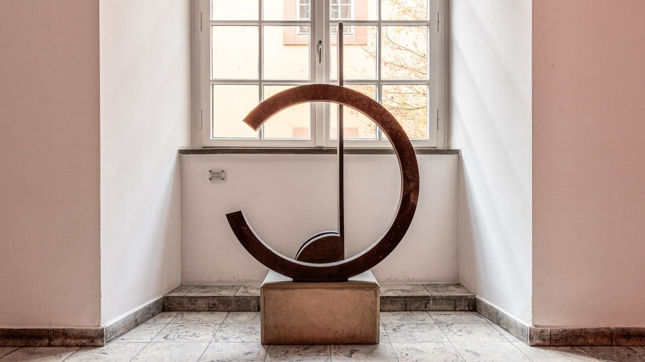 Runde Metallskulptur im Flur der Universität Mannheim