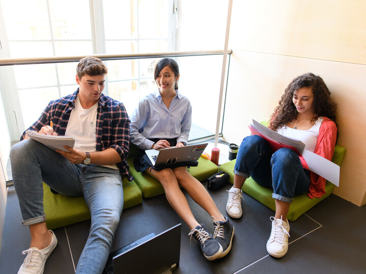 Studierende lernen gemeinsam im ExpLAB