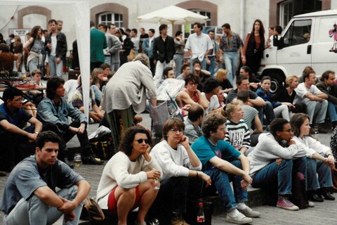 Altes Foto von Studierenden im Schneckenhof der Uni Mannheim 