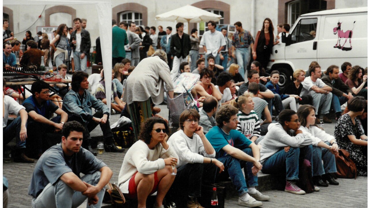 Altes Foto von Studierenden im Schneckenhof der Uni Mannheim