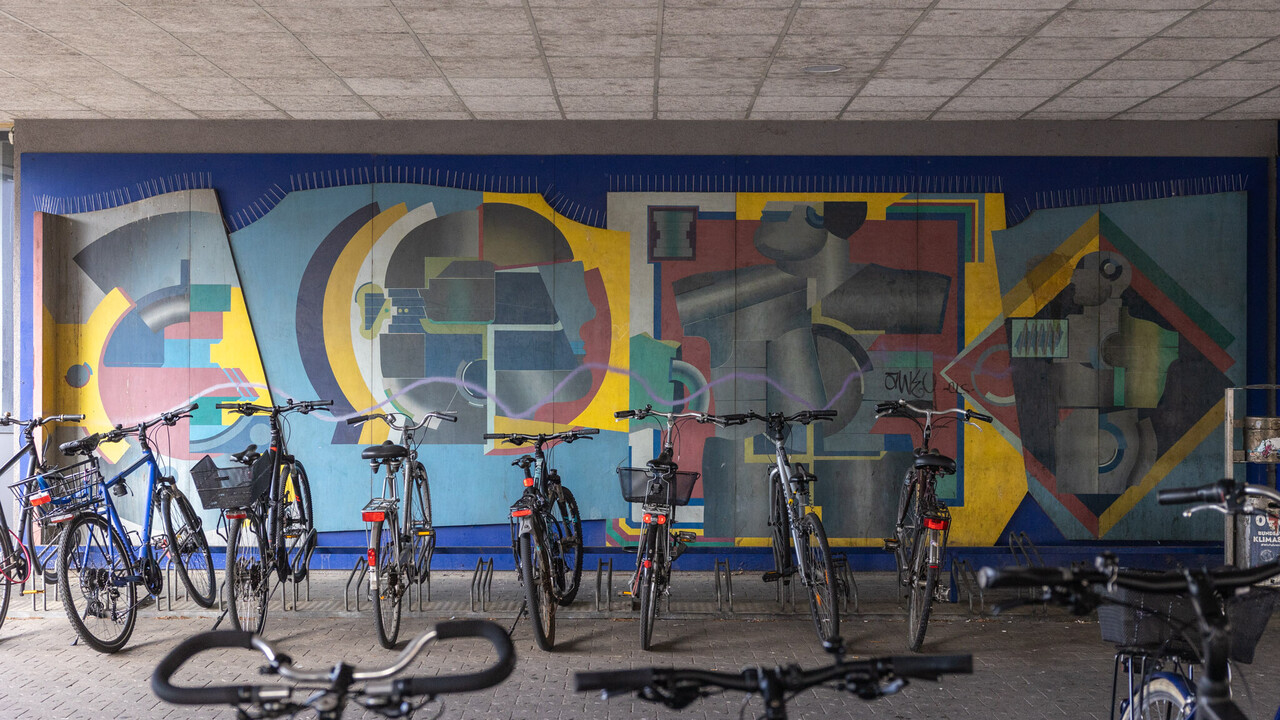 Bunte Skulpturenwand