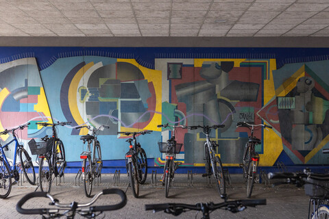 Bunte Skulpturenwand 