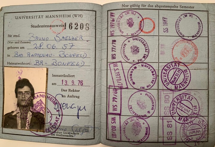 Gestempelter Studierendenausweis mit Passfoto eines 1976 in Mannheim immatrikulierten Studierenden