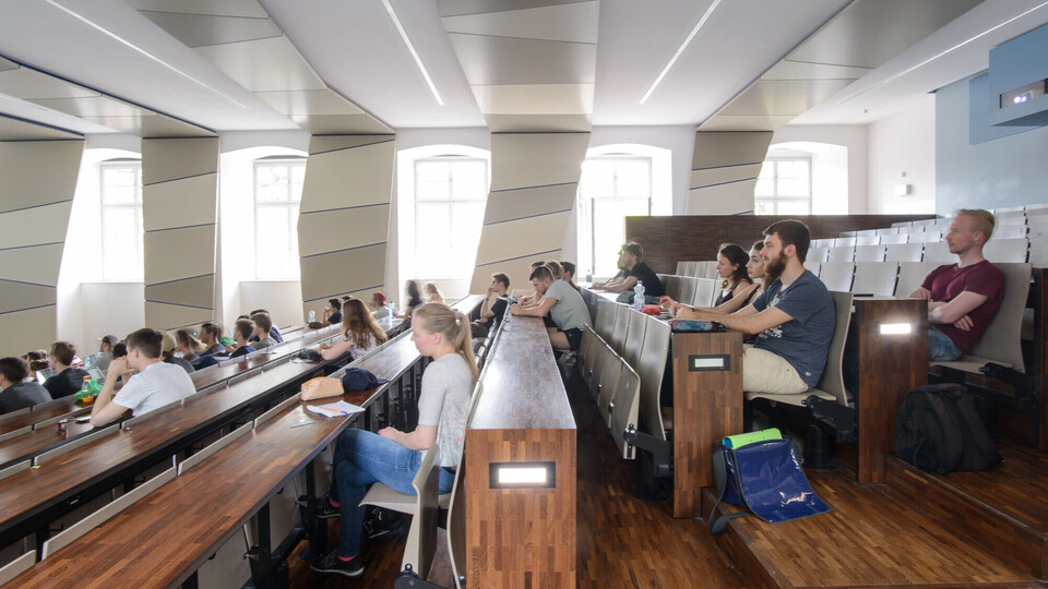 Studierende sitzen im Hörsaal