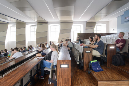 Studierende sitzen im Hörsaal