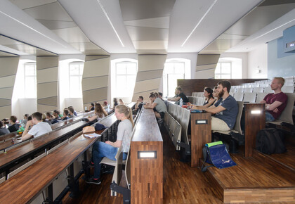 Studierende sitzen im Hörsaal