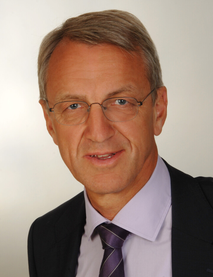Personenportrait eines Mannes mit Anzug und Krawatte. 