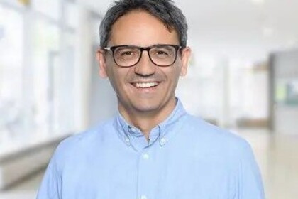 Portrait von Antonio Ciccone. Er trägt eine Brille und ein hellblaues Hemd.