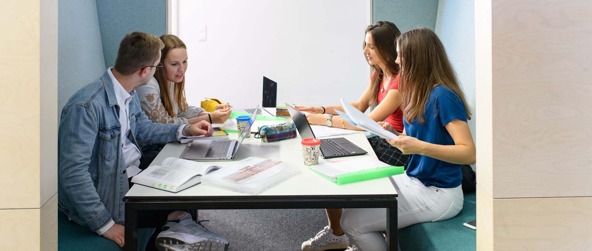 Vier Studierende lernen am Gruppentisch der Universität Mannheim