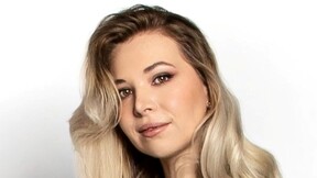 Carolin Radtke Carolin Radtke hat lange blonde Haare. Sie trägt eine braune Bluse