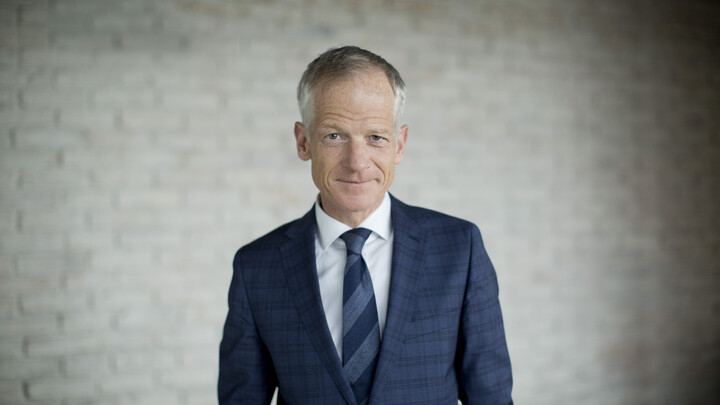 Portraitfoto von Andreas Hilgenstock. Er trägt ein weißes Hemd, eine dunkelblaue Krawatte und ein dunkelblaues Sakko.