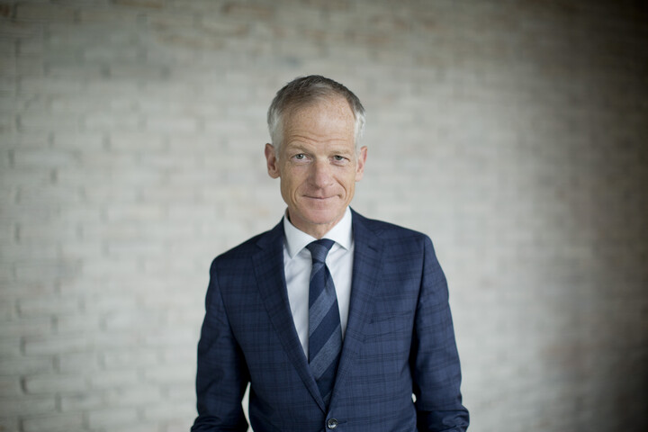 Portraitfoto von Andreas Hilgenstock. Er trägt ein weißes Hemd, eine dunkelblaue Krawatte und ein dunkelblaues Sakko.