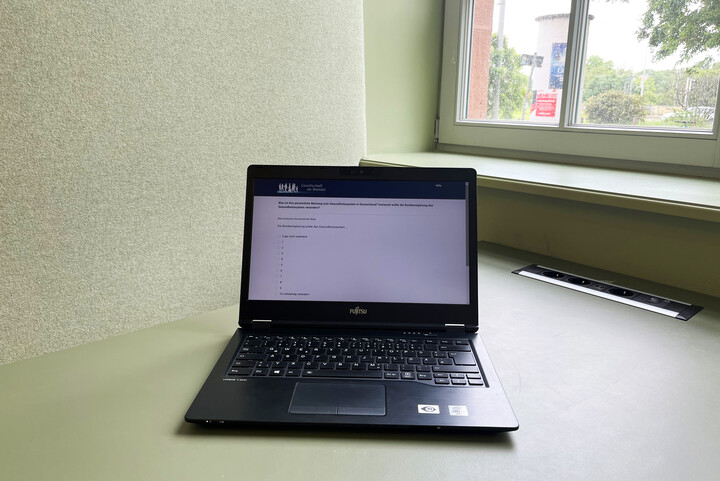 Blick auf ein aufgeklapptes Laptop.