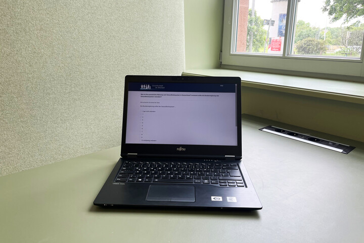 Blick auf ein aufgeklapptes Laptop.