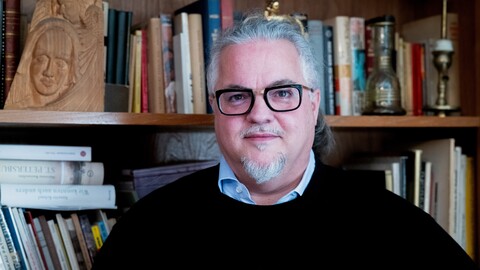 Porträtbild von Michael Meckel. Er trägt ein schwarzes Oberteil und eine Brille.