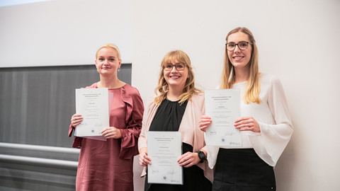 Anne Heib, Katharina Krejci und Lea Backes, Preisträgerinnen 2019, halten ihre Urkunden in den Händen