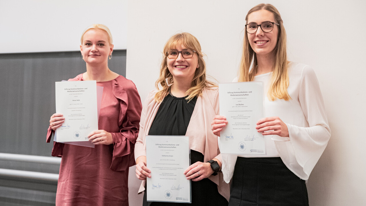 Anne Heib, Katharina Krejci und Lea Backes, Preisträgerinnen 2019, halten ihre Urkunden in den Händen