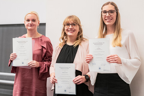 Anne Heib, Katharina Krejci und Lea Backes, Preisträgerinnen 2019, halten ihre Urkunden in den Händen