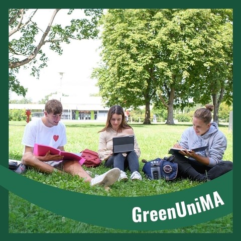 Drei Studierende sitzen bei sonnigem Wetter auf der grünen Mensawiese unten den Bäumen. Die beiden jungen Männer lesen in Büchern, die junge Frau arbeitet an ihrem Laptop. Link: Instagram-Post Green Uni Ma Agenda 2030