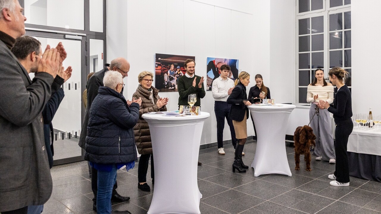 Viele Personen applaudieren bei der Spitzensport-Vernissage