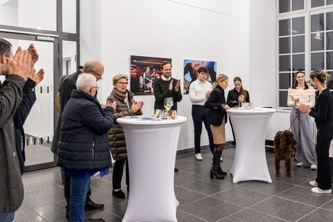 Viele Personen applaudieren bei der Spitzensport-Vernissage