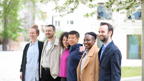 Sechs Mitarbeitende der Universität Mannheim posieren für ein Foto.