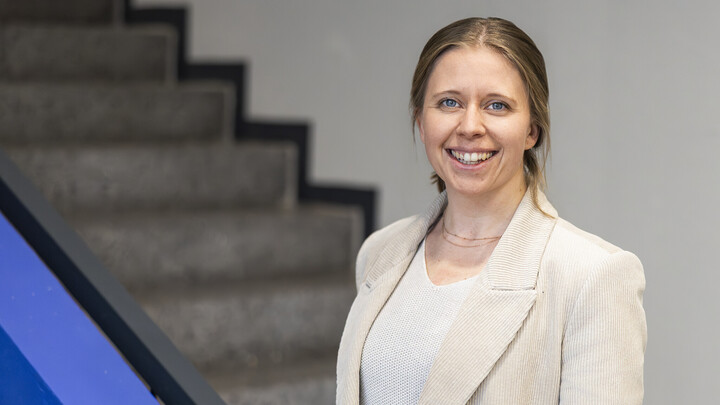 Sandra Morgenstern trägt ein helles T-Shirt und darüber einen Blazer. Sie lächelt.