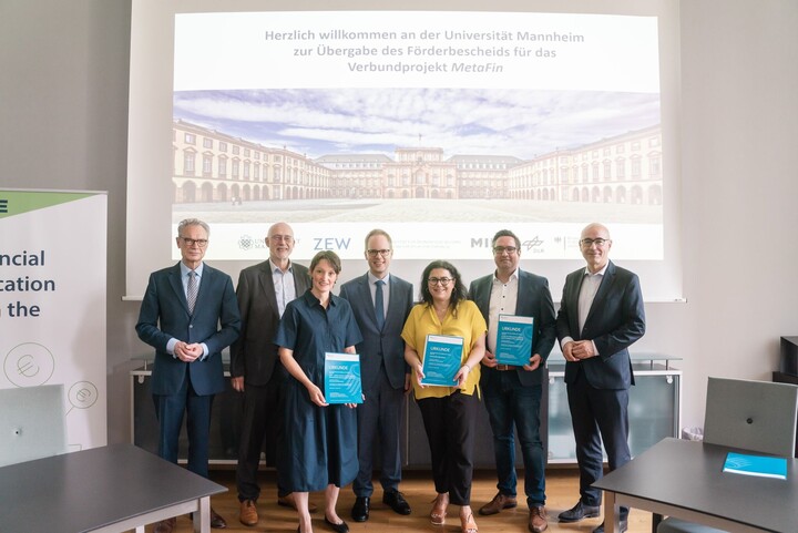 Foto: Bescheidübergabe