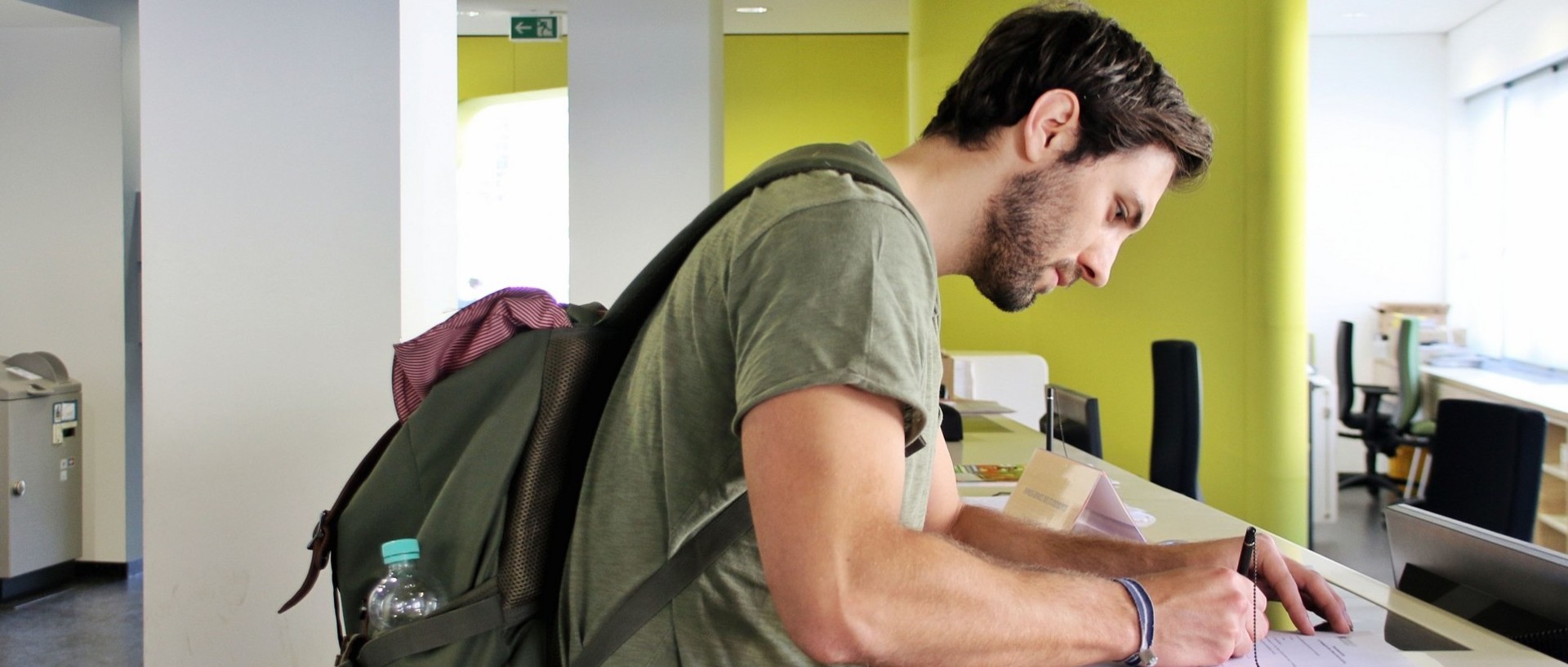 Student füllt ein Formular an Theke aus