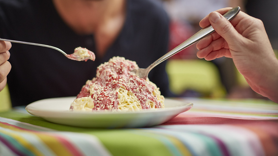 Spaghetti-Eis auf einer bunten Tischdecke