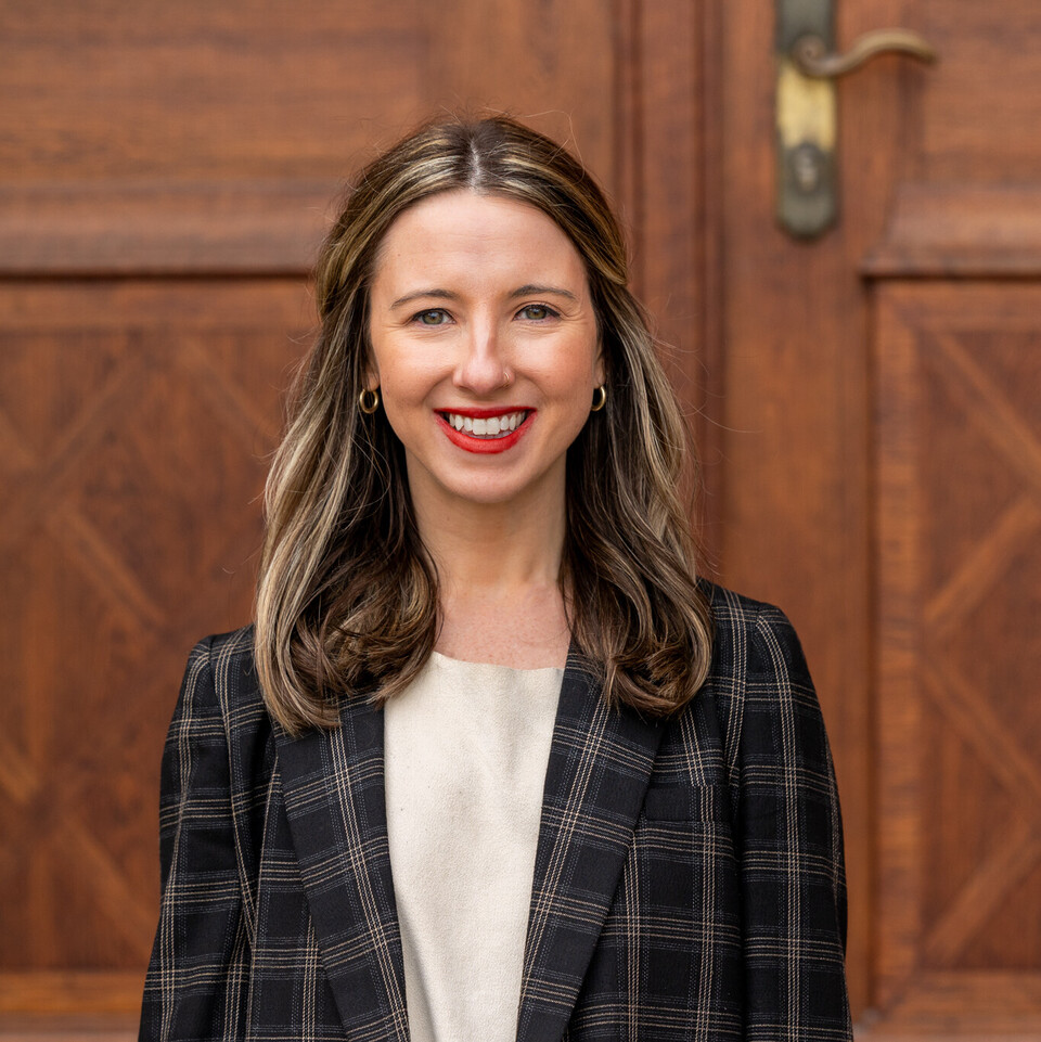Portrait von Meridith LaVelle. Sie trägt ein dunkles Jacket und hat halblange, dunkelblonde Haare.